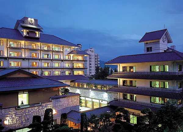 夕景も美しい諏訪湖畔の絶景ロケーション