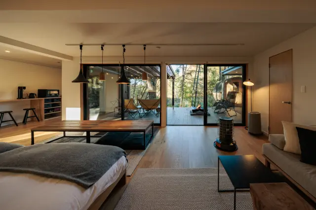 窓から景色を望める広々とした室内は、冷暖房も完備