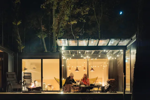 専用のアウトドアリビングスペースで食事も