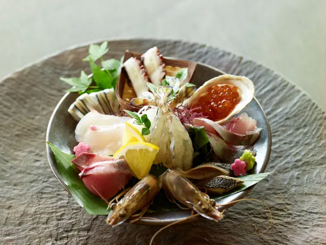 食事処では海鮮丼など地元産の魚介類を使ったメニューを