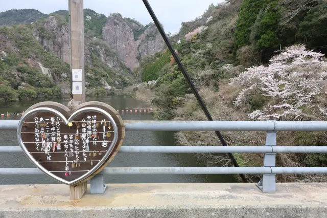 「ハート岩」などの奇岩の数々も必見