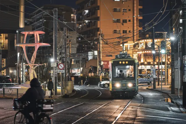 大塚駅前のネオン街を走る