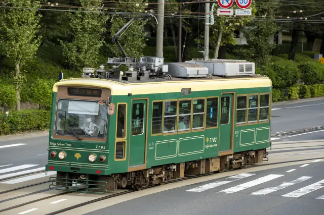 クラシックモダン調の配色な「7700形」