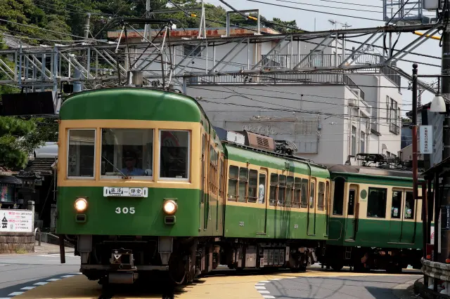 「江ノ電」の顔とも呼ばれる300形　撮影:田中耕二