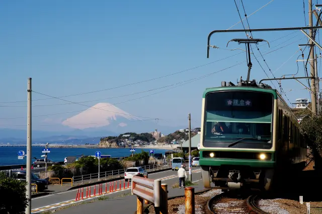 運転席の後ろでは運転⼠感覚が楽しめるクロスシートが設置された2000形　撮影:田中耕二