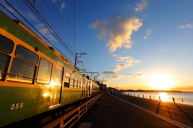 Kamakura High School Station is a beautiful seaside station.
Photo provider: Enoshima Electric Railway