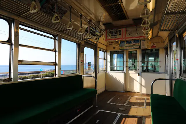 車窗外就是廣闊的太平洋（照片提供：江之島電鐵）