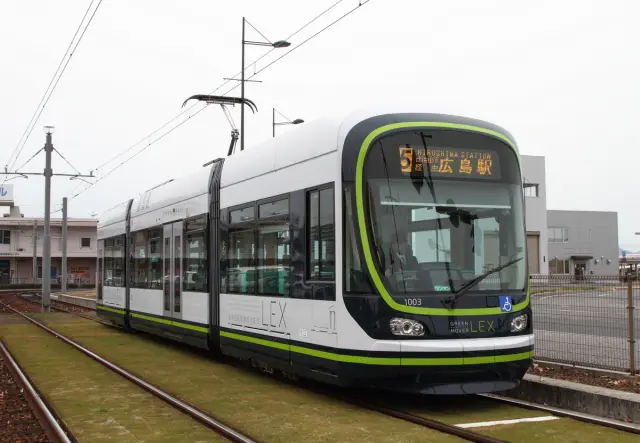 ワンマン仕様の超低床車両の1000形。全長18.6m、すべての路線で運行が可能