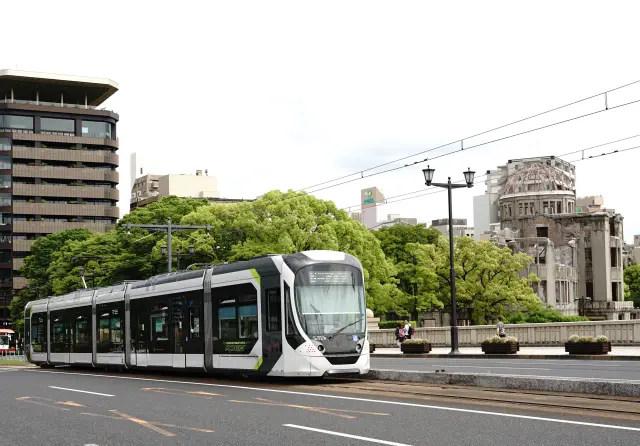 完全超低床車両「グリーンムーバー」シリーズの最新型車両5200形