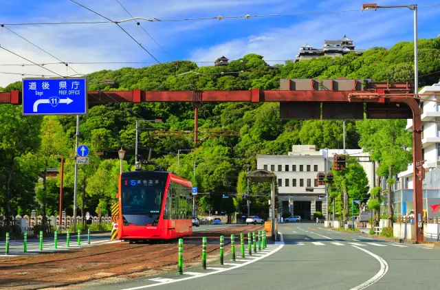 移動中には松山城や愛媛県庁も望める