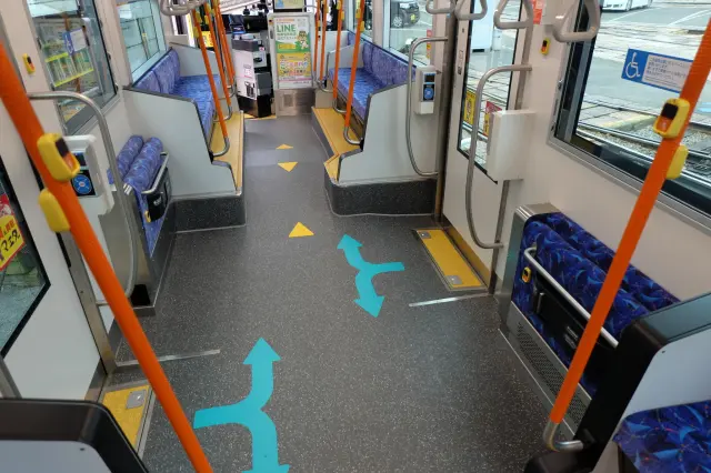 バリアフリー車両には車いすスペースが2箇所配備されている