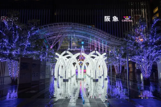 正面入り口に設置された「光のゲート」 ※2024年開催時の写真