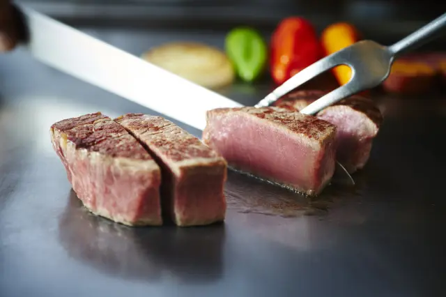 鉄板焼では黒毛和牛が味わえる