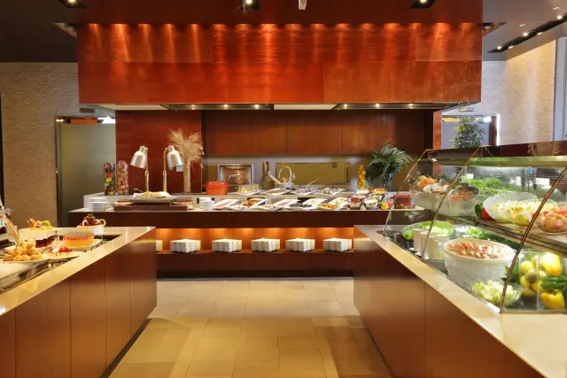 ブッフェでは多彩な西洋料理が並ぶ
