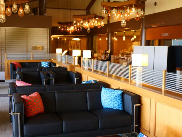 ゆったりとしたソファで寛ぐことができるロビー