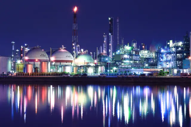 運河に映りこむ夜景が美しい「四日市ドーム前」