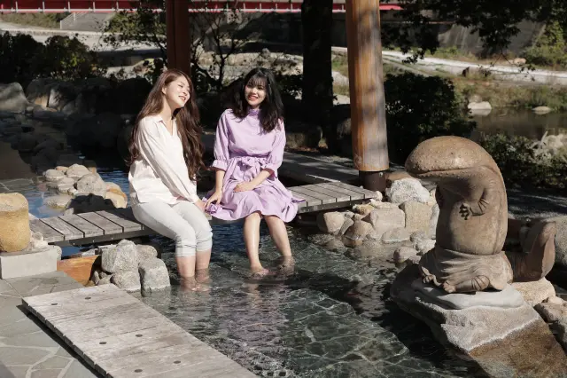 湯原温泉の玄関口「足湯公園」にある「はんざき足湯」