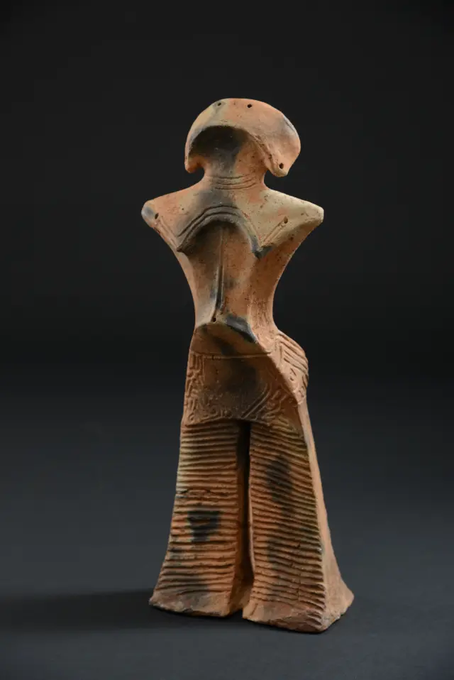 国宝土偶・縄文の女神は山形県舟形町西ノ前遺跡の出土品　写真提供：山形県立博物館