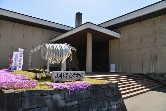 山形市中央部にある霞城公園の中に位置　写真提供：山形県立博物館