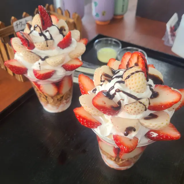 併設のカフェでいちごスイーツやドリンクを