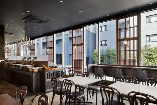 和の趣と洋の洗練さが融合したダイニング「九楽」