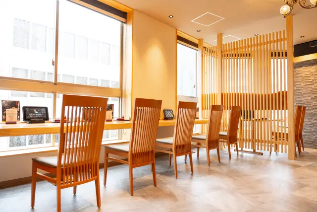 ナチュラルな和の空間がひろがる店内