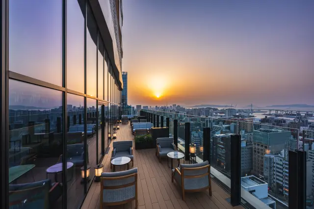 抜群の眺望が楽しめる19階のテラスラウンジ