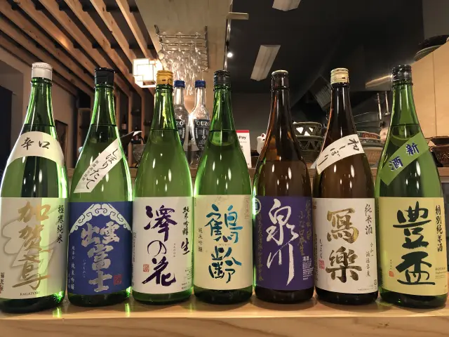 店主が厳選した、全国の銘酒が常時10種類以上揃う