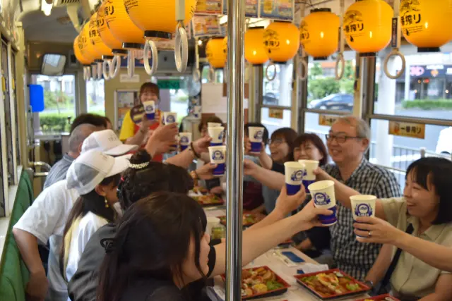 夏季の「納涼ビール電車」の様子（予約制）
