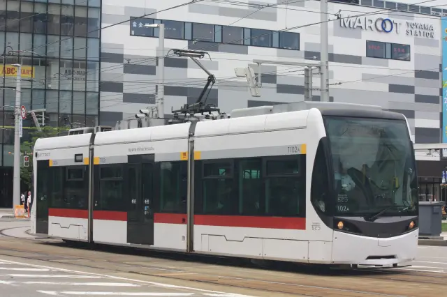 3車体連接2台車構造の超低床車両の「T100形(SANTRAM)」