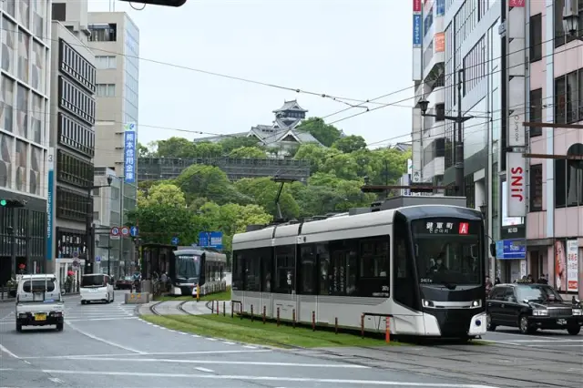 レトロ調の車両も運行