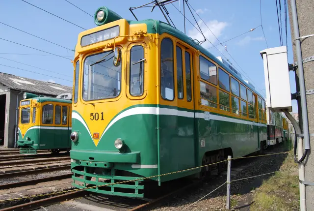 営業車両としては、交通局最古の車両の「500形」(手前)