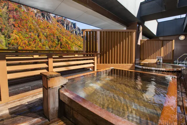 目の前にそびえる朝陽山が一望できる天空露天「朝陽山」