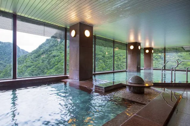 壮大な渓谷を眺めながら湯浴みができる展望大浴場「黒岳」