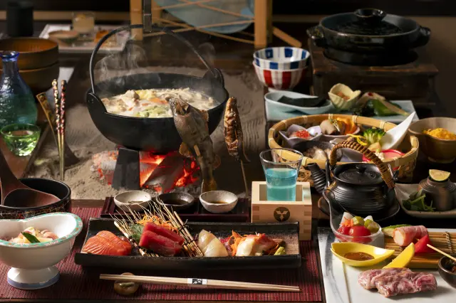 旬の食材を使った料理を、バイキングや本格和会席でいただける