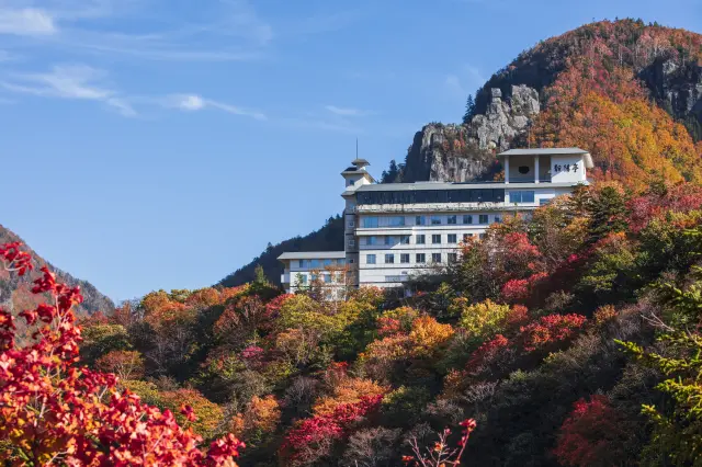 柱状節理の岩壁が連なる景観に囲まれたロケーション