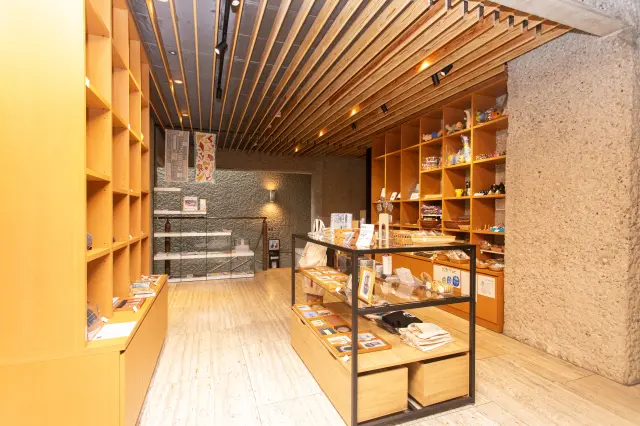 エキゾチックなアイテムが揃うミュージアムショップを併設