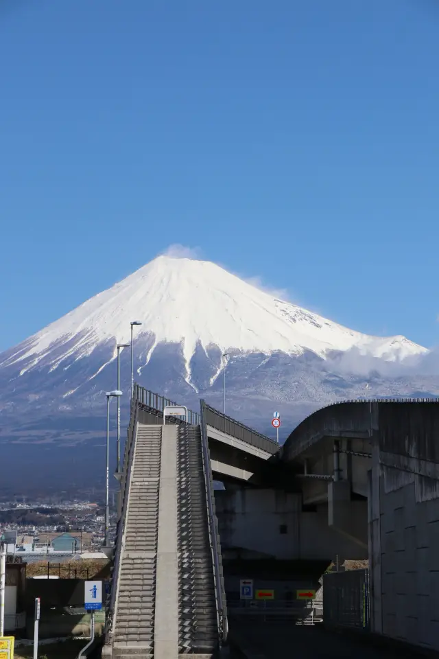 まるで階段が富士山へと続いているかのよう