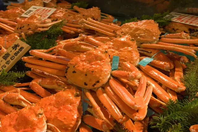 厳しい基準をクリアした金沢港直送の青タグ付活蟹を使用