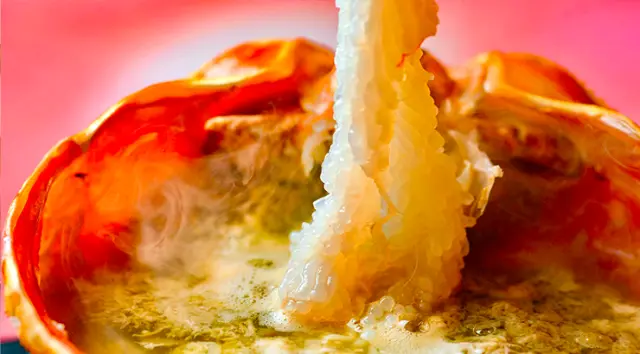 熱々の出汁や蟹味噌にくぐらせて、蟹の甘みを堪能