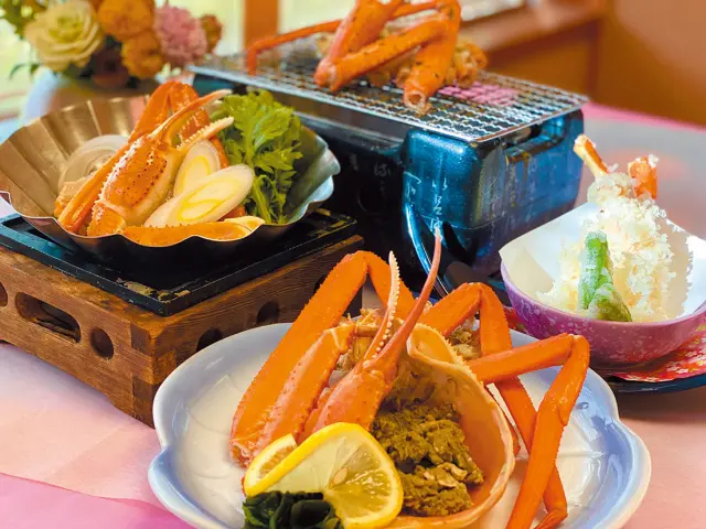 蟹の炭火焼き、天ぷら、茹で蟹なども楽しめる