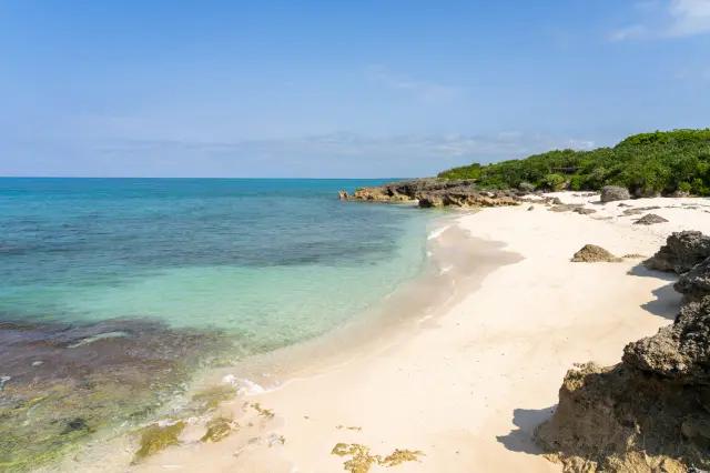 宮古の透明な海と白い砂浜が広がっている