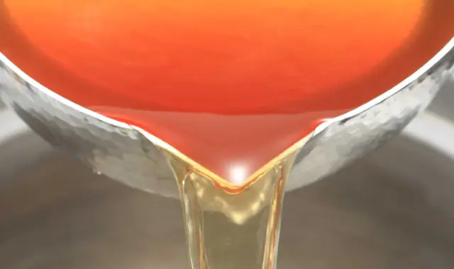 京都の地下水、ラウス昆布と独自ブレンドした3種の鰹節でじっくり採る出汁