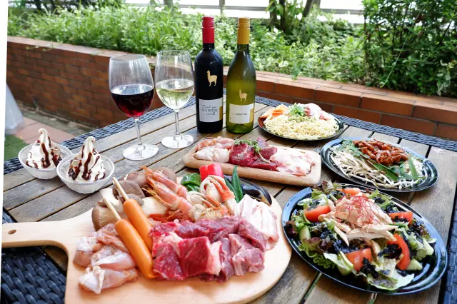 自家製パスタやピザのほかテラスでBBQスタイルの食事も楽しめる