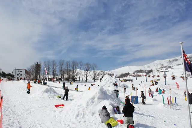 広々エリアでそりを楽しめるキッズパークは人気のスノーストライダーも滑走OK（ハチ高原スキー場）