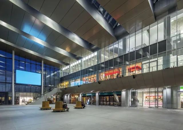 開放感あふれる屋根付広場「ハピテラス」