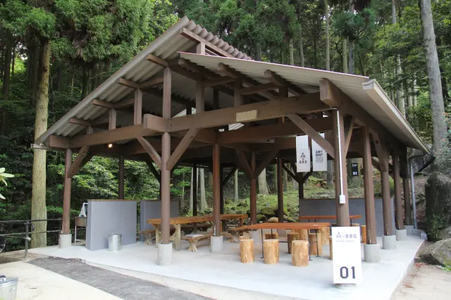 森の中でバーベキューが楽しめるスペースも完備されている