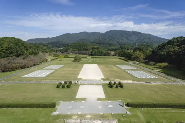 律令制の時代の遺構が残り、史跡公園として多くの人が訪れる
写真提供：太宰府市日本遺産活性化協議会