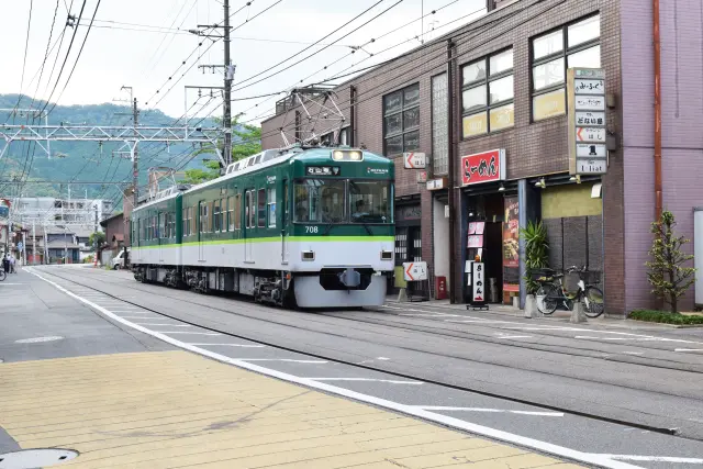 在路面行驶的「700型」