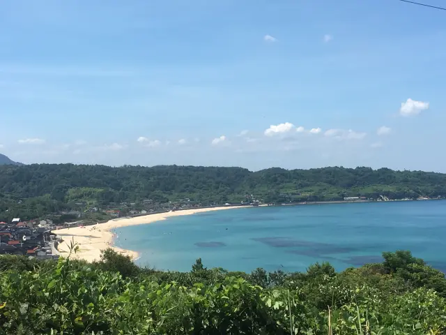 全長1.4kmにわたって弓状に伸びる白砂の海岸